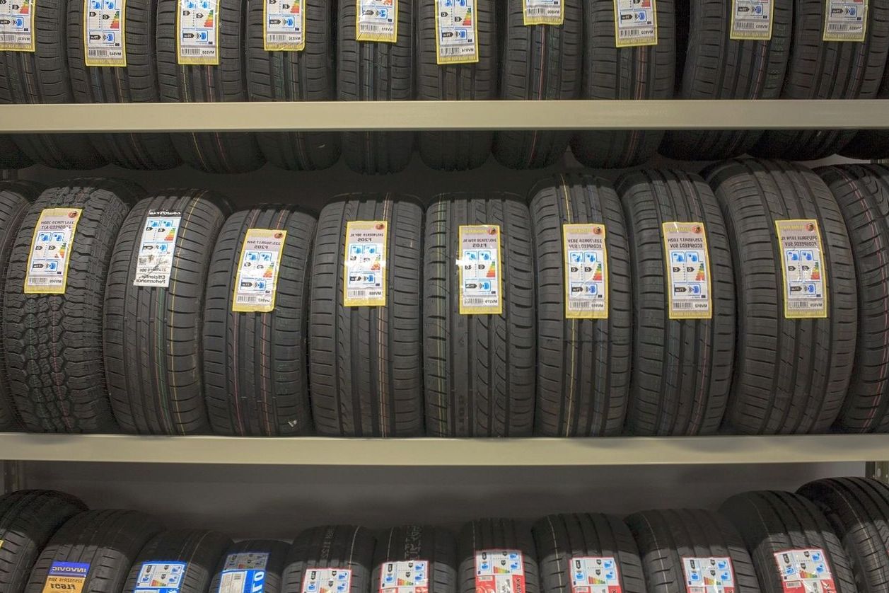 Monteur van Aanbodmotor aan het werk